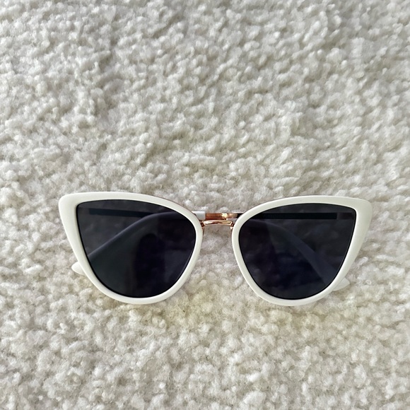 Sherri Oversized Cat Eye Sunflower in White - Picture 4 of 4